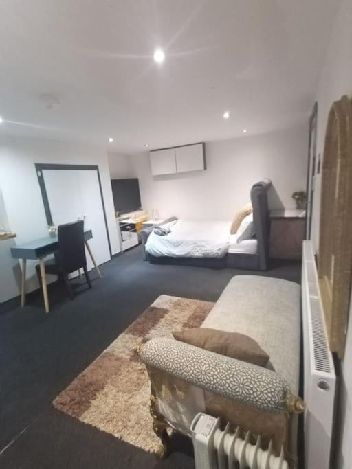 Appartement A Cosy Deluxe Size Studio With Queen Size And Sofa Bed à Leeds  Extérieur photo