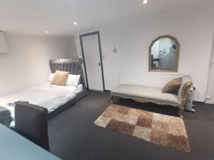 Appartement A Cosy Deluxe Size Studio With Queen Size And Sofa Bed à Leeds  Extérieur photo