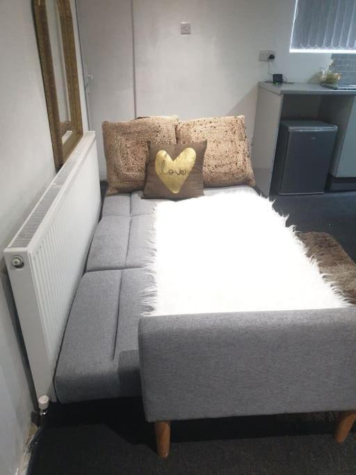 Appartement A Cosy Deluxe Size Studio With Queen Size And Sofa Bed à Leeds  Extérieur photo