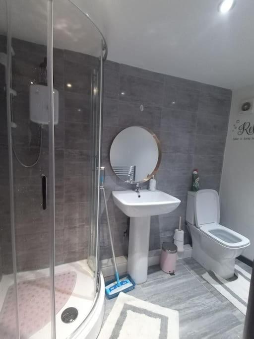 Appartement A Cosy Deluxe Size Studio With Queen Size And Sofa Bed à Leeds  Extérieur photo