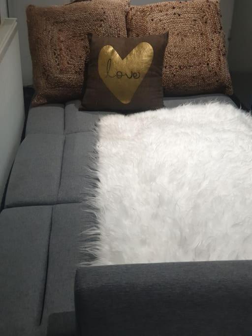 Appartement A Cosy Deluxe Size Studio With Queen Size And Sofa Bed à Leeds  Extérieur photo
