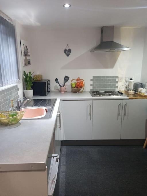 Appartement A Cosy Deluxe Size Studio With Queen Size And Sofa Bed à Leeds  Extérieur photo