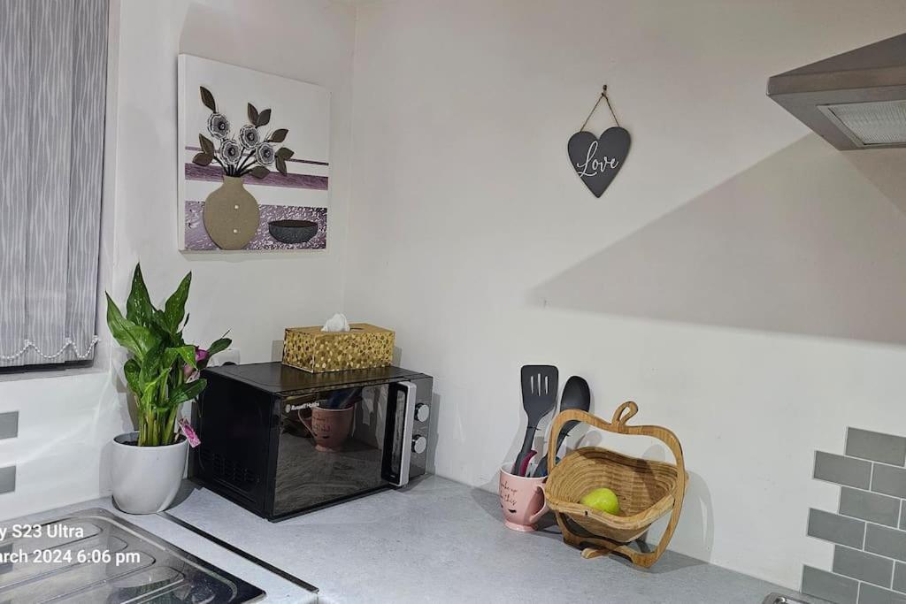 Appartement A Cosy Deluxe Size Studio With Queen Size And Sofa Bed à Leeds  Extérieur photo