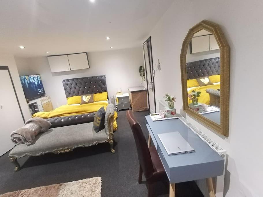Appartement A Cosy Deluxe Size Studio With Queen Size And Sofa Bed à Leeds  Extérieur photo