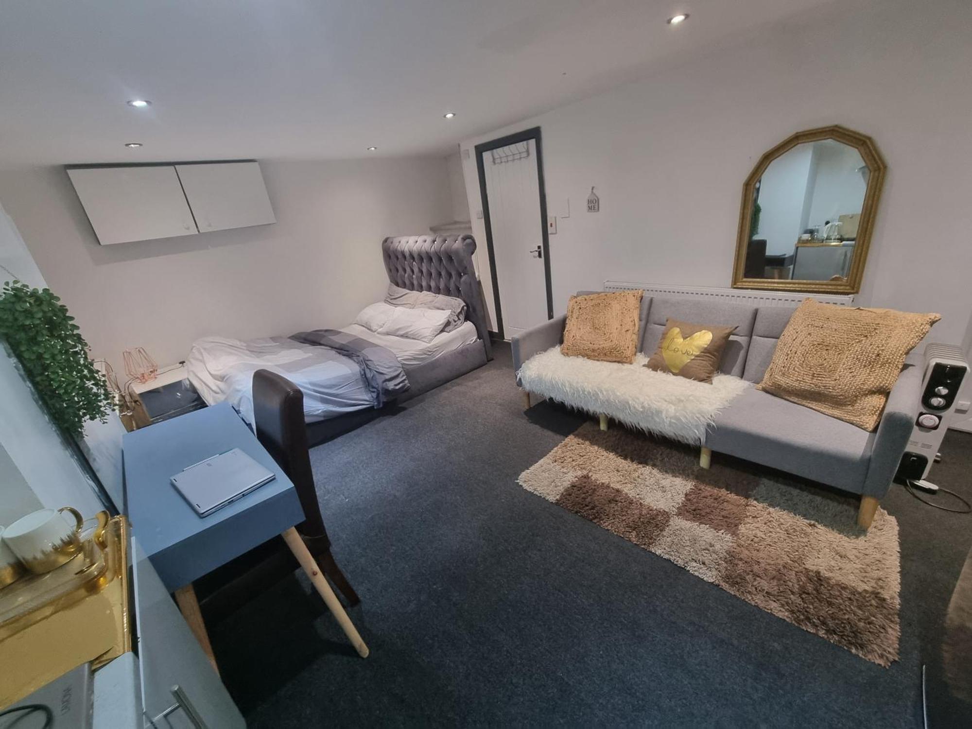 Appartement A Cosy Deluxe Size Studio With Queen Size And Sofa Bed à Leeds  Extérieur photo
