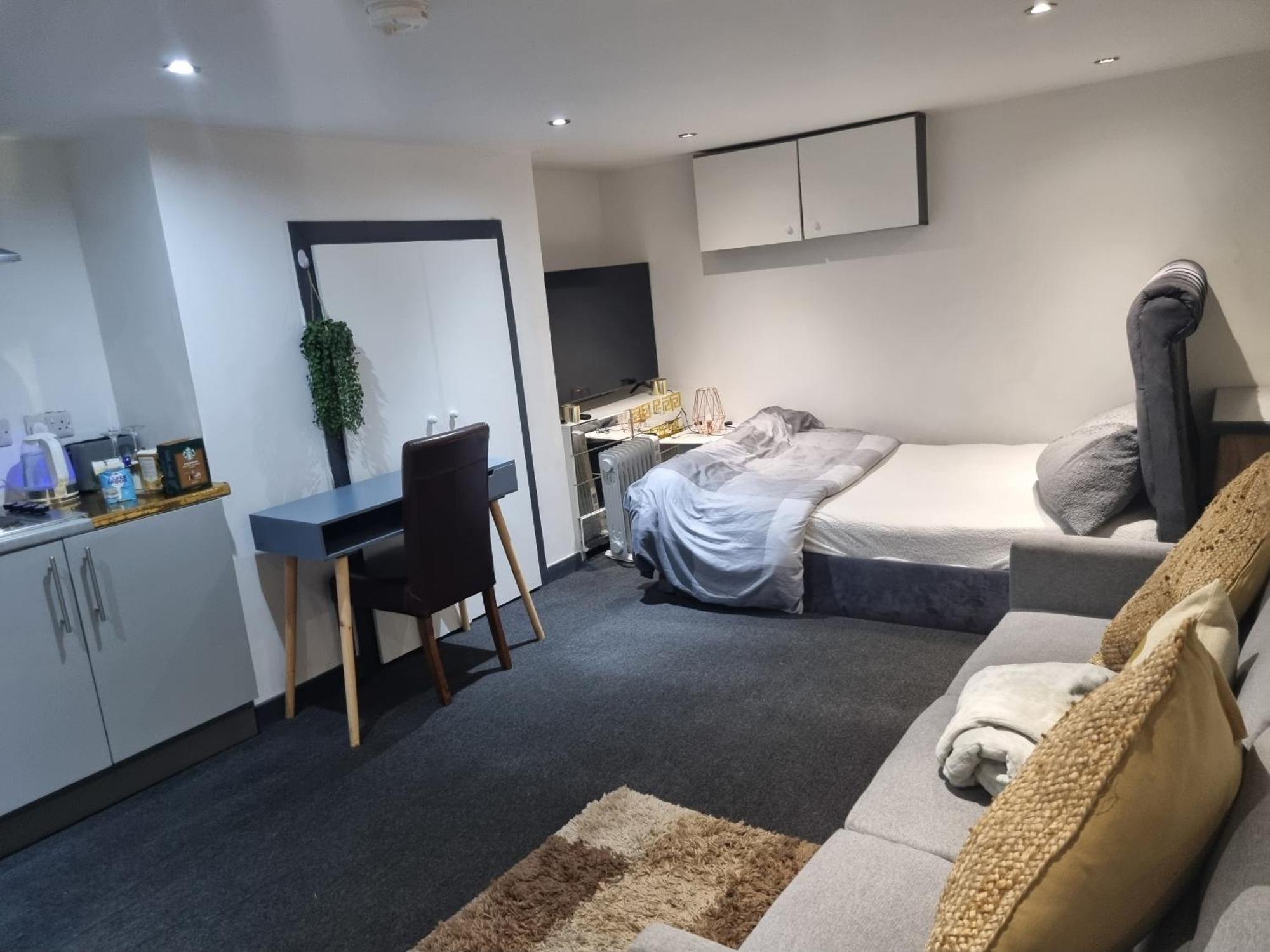 Appartement A Cosy Deluxe Size Studio With Queen Size And Sofa Bed à Leeds  Extérieur photo