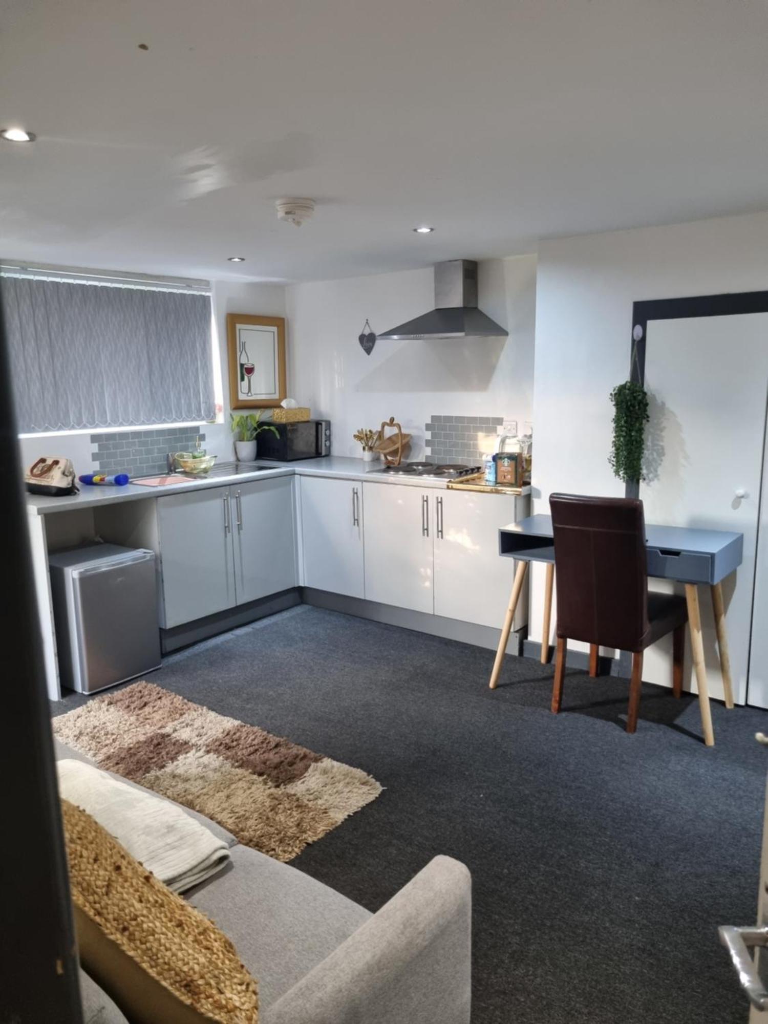 Appartement A Cosy Deluxe Size Studio With Queen Size And Sofa Bed à Leeds  Extérieur photo