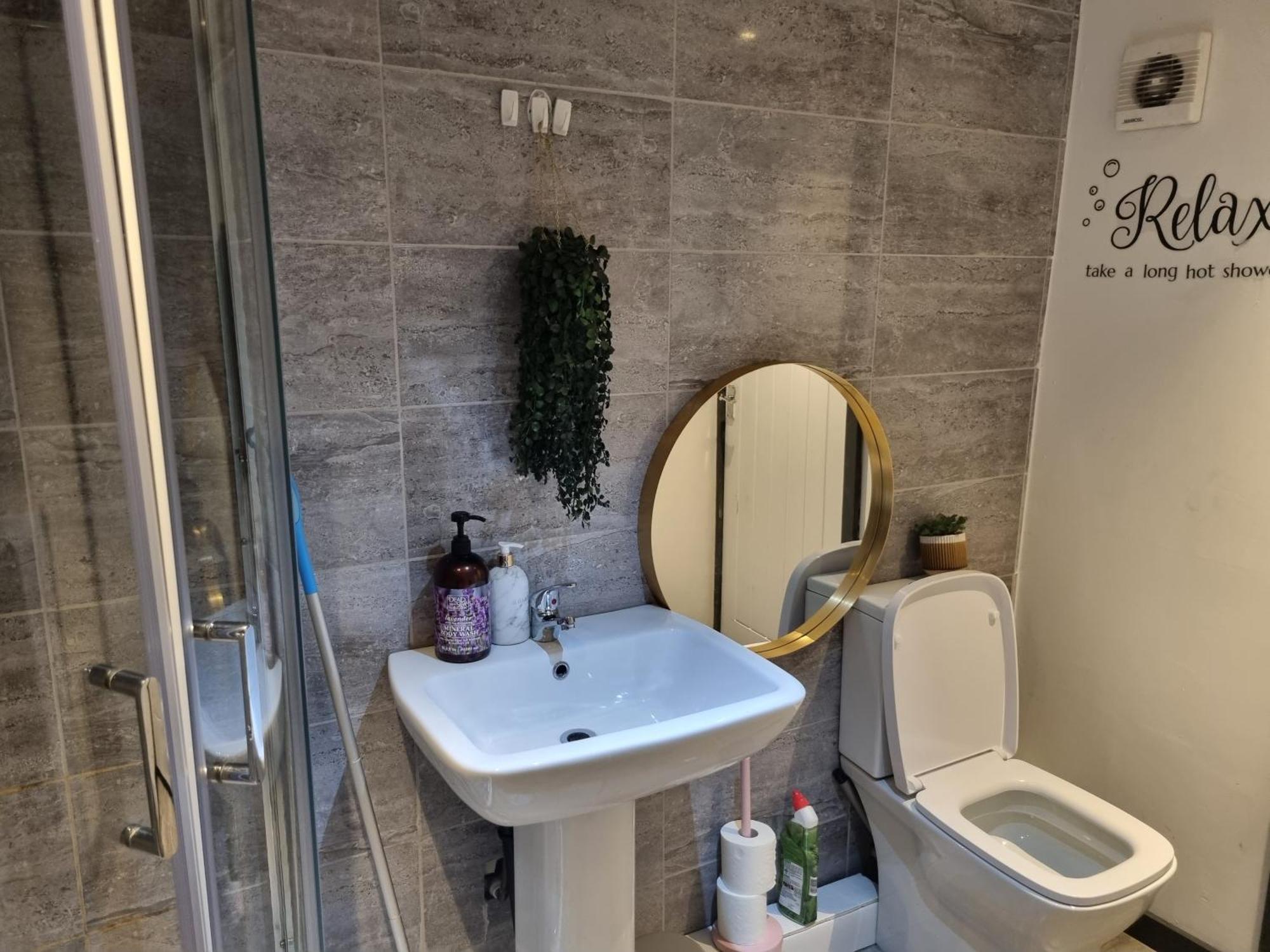 Appartement A Cosy Deluxe Size Studio With Queen Size And Sofa Bed à Leeds  Extérieur photo